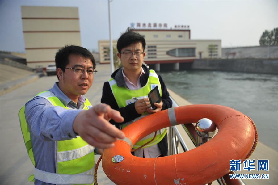 4月12日，南水北調(diào)中線干線新樂管理處工作人員在磁河倒虹吸節(jié)制閘檢查救生設(shè)備情況。今年受厄爾尼諾現(xiàn)象影響，南水北調(diào)中線工程已進入防汛準(zhǔn)備期。南水北調(diào)中線建管局全力應(yīng)對可能發(fā)生的洪災(zāi)，及時部署防汛度汛工作。中線建管局河北分局新樂管理處所轄區(qū)段長約34公里，區(qū)內(nèi)有沙河等河流，是今年的重點防汛區(qū)域。該處提前排查防汛隱患，進一步完善防汛預(yù)案，儲備防汛物資和設(shè)備，啟動應(yīng)急值班，做好各項準(zhǔn)備工作。新華社記者 魯鵬 攝