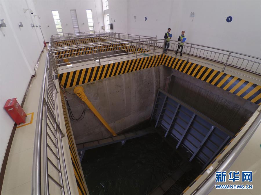 4月12日，南水北調(diào)中線干線新樂管理處工作人員在沙河北倒虹吸節(jié)制閘巡視。今年受厄爾尼諾現(xiàn)象影響，南水北調(diào)中線工程已進入防汛準(zhǔn)備期。南水北調(diào)中線建管局全力應(yīng)對可能發(fā)生的洪災(zāi)，及時部署防汛度汛工作。中線建管局河北分局新樂管理處所轄區(qū)段長約34公里，區(qū)內(nèi)有沙河等河流，是今年的重點防汛區(qū)域。該處提前排查防汛隱患，進一步完善防汛預(yù)案，儲備防汛物資和設(shè)備，啟動應(yīng)急值班，做好各項準(zhǔn)備工作。新華社記者 魯鵬 攝